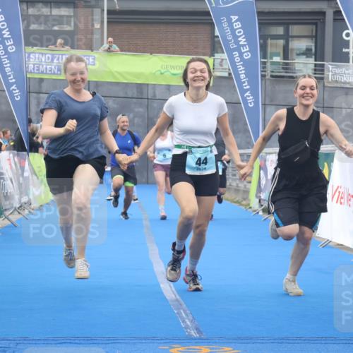 11.08.2024 - GEWOBA Citytriathlon Bremen Lena Gebhardt http://msf.ph/oto/6789370 11.08.2024 11:27:10 Ziel 6, 32, 44 meine-sportfotos.de