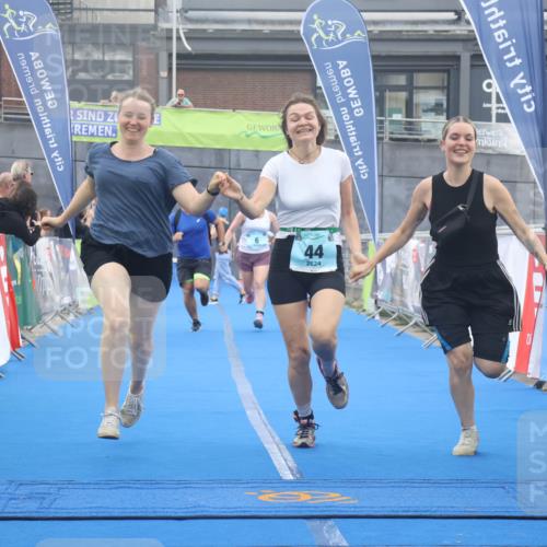 11.08.2024 - GEWOBA Citytriathlon Bremen Lena Gebhardt http://msf.ph/oto/6789375 11.08.2024 11:27:10 Ziel 6, 32, 44 meine-sportfotos.de