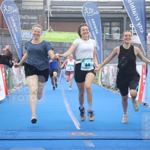 11.08.2024 - GEWOBA Citytriathlon Bremen Lena Gebhardt http://msf.ph/oto/6789376 11.08.2024 11:27:10 Ziel 6, 32, 44 meine-sportfotos.de