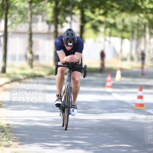 11.08.2024 - GEWOBA Citytriathlon Bremen H.Heesch http://msf.ph/oto/6800718 11.08.2024 12:00:07 Laufen  meine-sportfotos.de