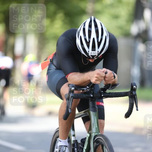 11.08.2024 - GEWOBA Citytriathlon Bremen H.Heesch http://msf.ph/oto/6801154 11.08.2024 12:00:57 Laufen  meine-sportfotos.de