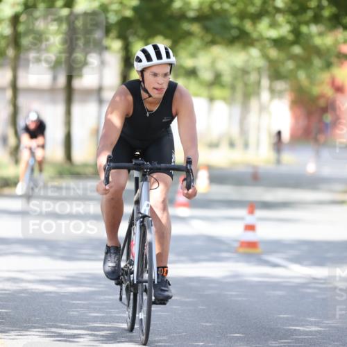 11.08.2024 - GEWOBA Citytriathlon Bremen H.Heesch http://msf.ph/oto/6802408 11.08.2024 12:03:43 Laufen  meine-sportfotos.de