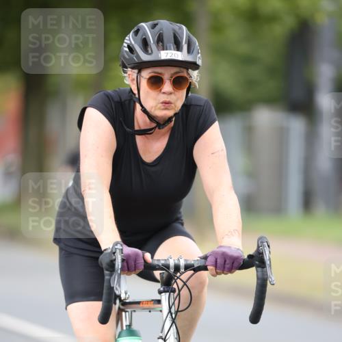11.08.2024 - GEWOBA Citytriathlon Bremen H.Heesch http://msf.ph/oto/6802500 11.08.2024 13:49:06 Radfahren 720 meine-sportfotos.de
