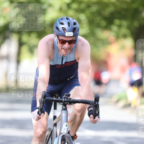 11.08.2024 - GEWOBA Citytriathlon Bremen H.Heesch http://msf.ph/oto/6802696 11.08.2024 12:04:09 Laufen  meine-sportfotos.de