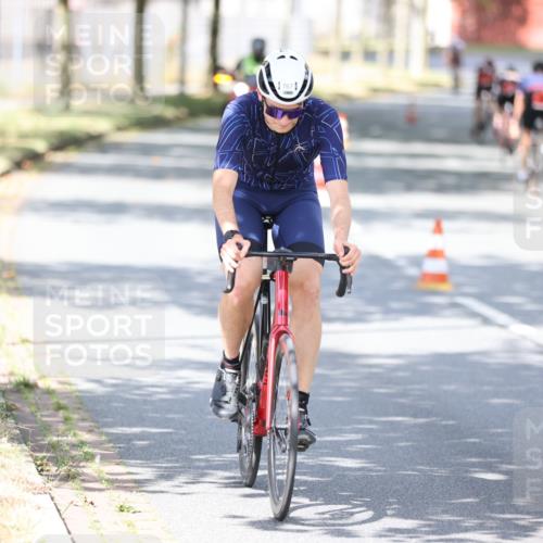 11.08.2024 - GEWOBA Citytriathlon Bremen H.Heesch http://msf.ph/oto/6804102 11.08.2024 12:15:55 Radfahren 767, 780, 786, 790, 791, 800, 989, 1020, 1036 meine-sportfotos.de