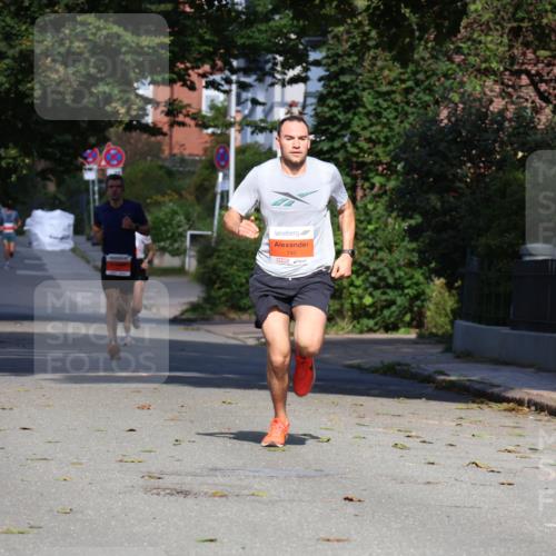 25.08.2024 - 20. Blankeneser Heldenlauf Strokosch-Dieckow http://msf.ph/oto/6814583 25.08.2024 09:39:13 Ziel 126, 145, 156, 265 meine-sportfotos.de