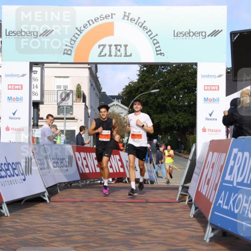 25.08.2024 - 20. Blankeneser Heldenlauf Strokosch-Dieckow http://msf.ph/oto/6816526 25.08.2024 09:40:15 Ziel 220, 221 meine-sportfotos.de