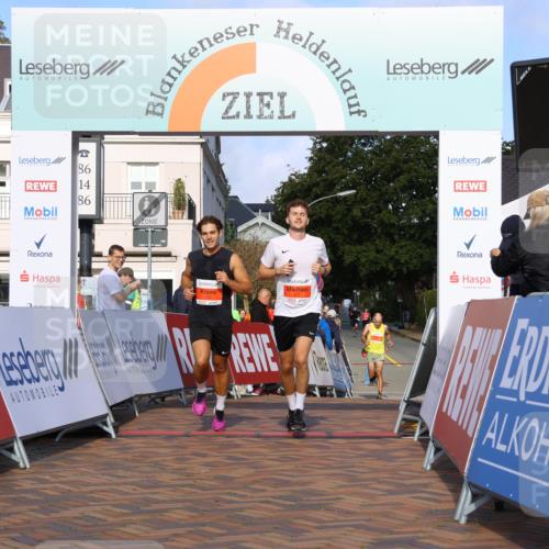 25.08.2024 - 20. Blankeneser Heldenlauf Strokosch-Dieckow http://msf.ph/oto/6816539 25.08.2024 09:40:15 Ziel 220, 221 meine-sportfotos.de