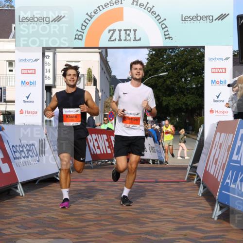 25.08.2024 - 20. Blankeneser Heldenlauf Strokosch-Dieckow http://msf.ph/oto/6816570 25.08.2024 09:40:16 Ziel 220, 221, 233 meine-sportfotos.de