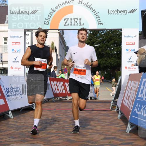 25.08.2024 - 20. Blankeneser Heldenlauf Strokosch-Dieckow http://msf.ph/oto/6816581 25.08.2024 09:40:17 Ziel 220, 221, 233 meine-sportfotos.de