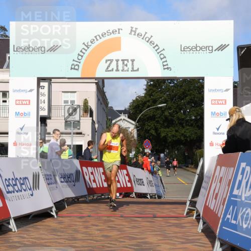 25.08.2024 - 20. Blankeneser Heldenlauf Strokosch-Dieckow http://msf.ph/oto/6816607 25.08.2024 09:40:19 Ziel 220, 221, 233 meine-sportfotos.de