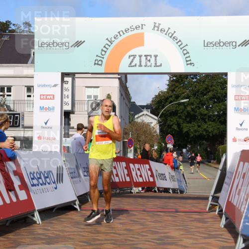 25.08.2024 - 20. Blankeneser Heldenlauf Strokosch-Dieckow http://msf.ph/oto/6816640 25.08.2024 09:40:20 Ziel 220, 221, 233 meine-sportfotos.de