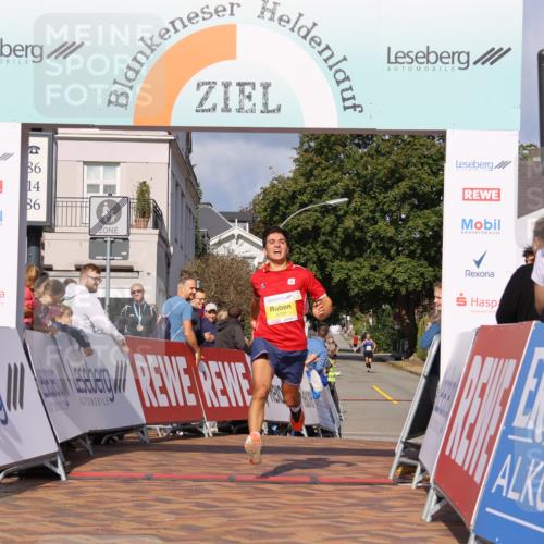 25.08.2024 - 20. Blankeneser Heldenlauf Strokosch-Dieckow http://msf.ph/oto/6817101 25.08.2024 10:14:28 Ziel 6389, 6504 meine-sportfotos.de