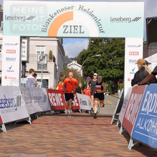 25.08.2024 - 20. Blankeneser Heldenlauf Strokosch-Dieckow http://msf.ph/oto/6818020 25.08.2024 09:42:50 Ziel 142, 191, 222 meine-sportfotos.de