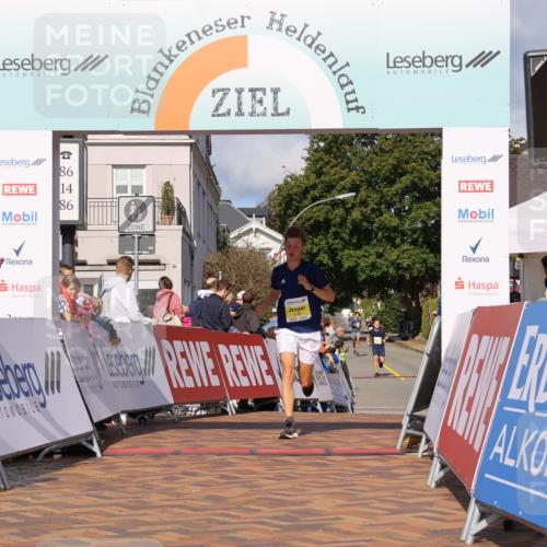 25.08.2024 - 20. Blankeneser Heldenlauf Strokosch-Dieckow http://msf.ph/oto/6818458 25.08.2024 10:18:47 Ziel 6185 meine-sportfotos.de