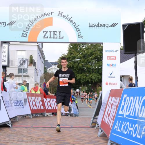25.08.2024 - 20. Blankeneser Heldenlauf Strokosch-Dieckow http://msf.ph/oto/6818911 25.08.2024 09:45:38 Ziel 150, 173, 247 meine-sportfotos.de