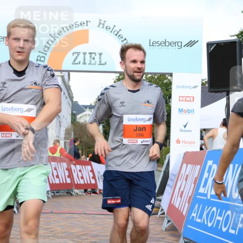 25.08.2024 - 20. Blankeneser Heldenlauf Strokosch-Dieckow http://msf.ph/oto/6819102 25.08.2024 09:45:52 Ziel 101, 171, 243, 266, 271, 273 meine-sportfotos.de