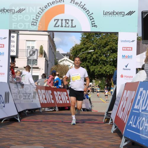 25.08.2024 - 20. Blankeneser Heldenlauf Strokosch-Dieckow http://msf.ph/oto/6821629 25.08.2024 10:22:57 Ziel 6528, 6531 meine-sportfotos.de