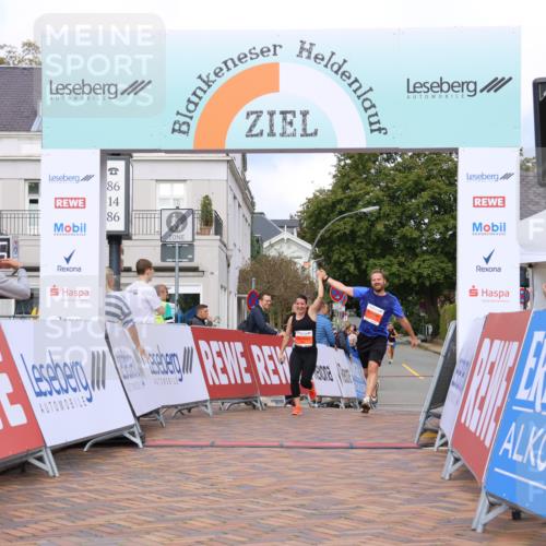 25.08.2024 - 20. Blankeneser Heldenlauf Strokosch-Dieckow http://msf.ph/oto/6822852 25.08.2024 09:50:09 Ziel 211, 212 meine-sportfotos.de