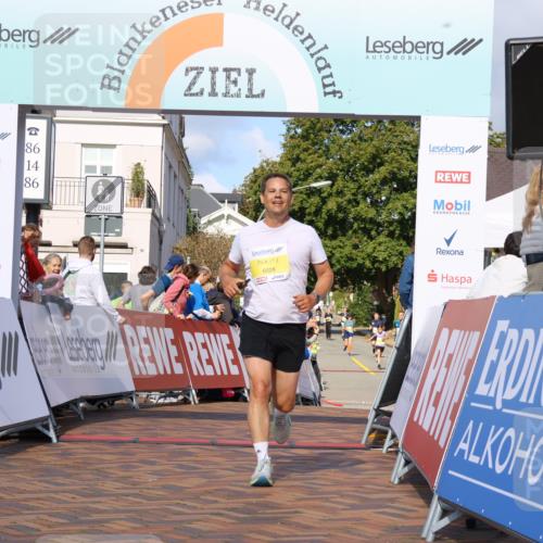 25.08.2024 - 20. Blankeneser Heldenlauf Strokosch-Dieckow http://msf.ph/oto/6822947 25.08.2024 10:22:58 Ziel 6528, 6531 meine-sportfotos.de