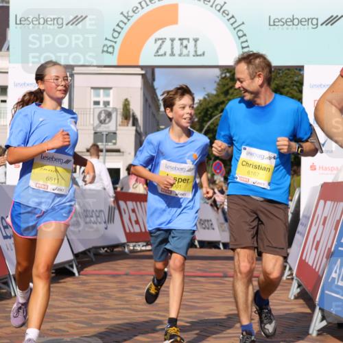25.08.2024 - 20. Blankeneser Heldenlauf Strokosch-Dieckow http://msf.ph/oto/6824854 25.08.2024 10:23:57 Ziel 6001, 6091, 6167, 6511, 6515 meine-sportfotos.de