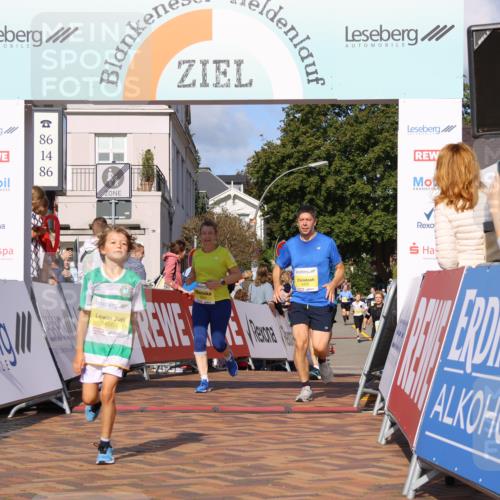 25.08.2024 - 20. Blankeneser Heldenlauf Strokosch-Dieckow http://msf.ph/oto/6826779 25.08.2024 10:25:26 Ziel 6094, 6132, 6455, 6456 meine-sportfotos.de
