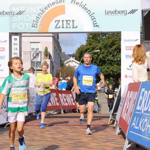 25.08.2024 - 20. Blankeneser Heldenlauf Strokosch-Dieckow http://msf.ph/oto/6826857 25.08.2024 10:25:27 Ziel 6094, 6132, 6455, 6456 meine-sportfotos.de