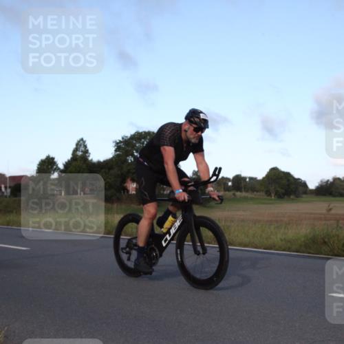 25.08.2024 - Elbe Triathlon Hamburg Fuchs,  Jonas http://msf.ph/oto/6828098 25.08.2024 09:25:16 Radfahren 303, 426, 415, 226, 43 meine-sportfotos.de