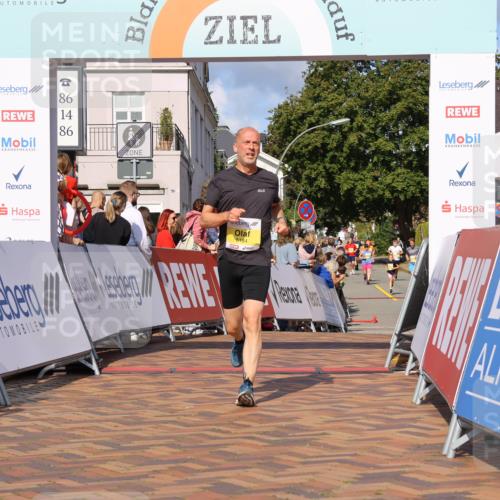 25.08.2024 - 20. Blankeneser Heldenlauf Strokosch-Dieckow http://msf.ph/oto/6829749 25.08.2024 10:26:08 Ziel 6169, 6184 meine-sportfotos.de