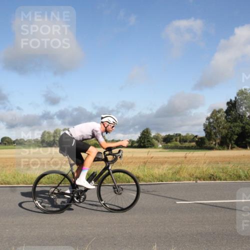 25.08.2024 - Elbe Triathlon Hamburg Fuchs,  Jonas http://msf.ph/oto/6830071 25.08.2024 09:17:44 Radfahren 1851, 289, 323, 265 meine-sportfotos.de