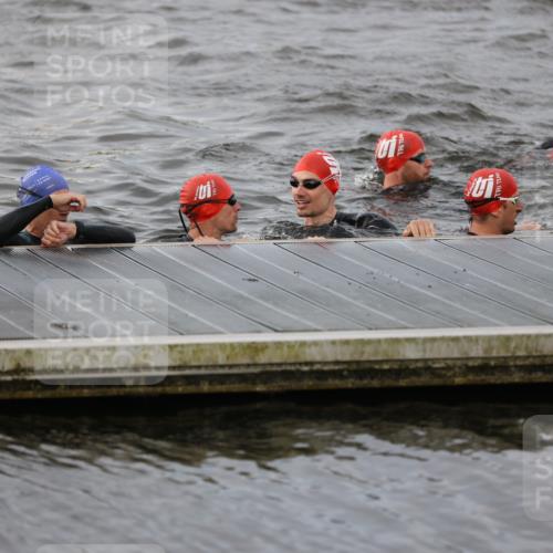 25.08.2024 - Elbe Triathlon Hamburg H.Heesch http://msf.ph/oto/6830601 25.08.2024 07:58:46 Schwimmen  meine-sportfotos.de