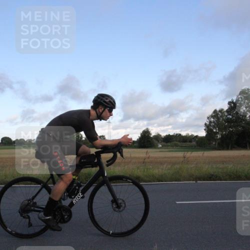 25.08.2024 - Elbe Triathlon Hamburg Fuchs,  Jonas http://msf.ph/oto/6830804 25.08.2024 09:26:00 Radfahren 210, 230, 202, 166, 222 meine-sportfotos.de