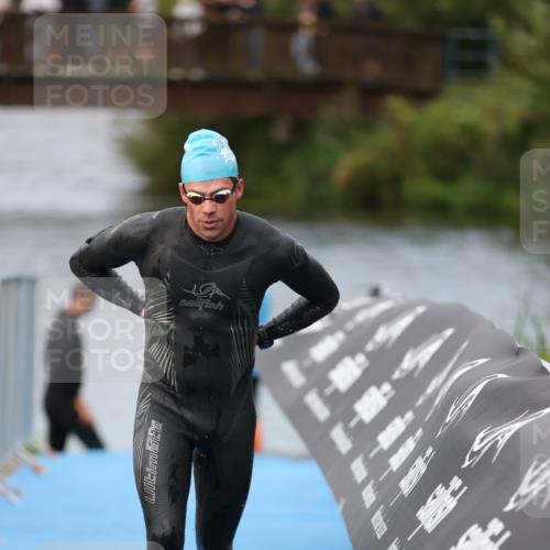 25.08.2024 - Elbe Triathlon Hamburg H.Heesch http://msf.ph/oto/6830904 25.08.2024 08:26:37 Schwimmen 85 meine-sportfotos.de