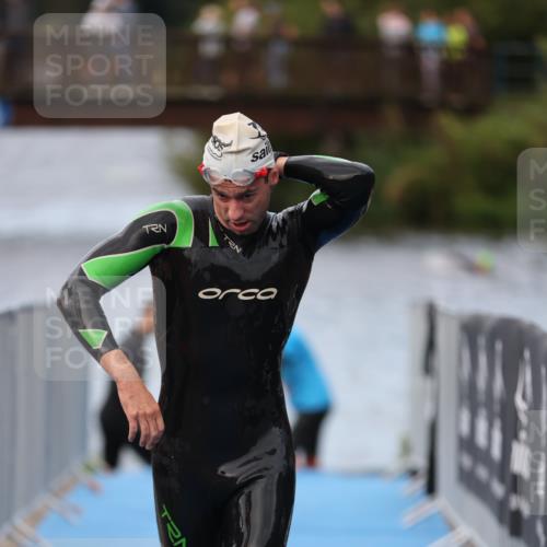 25.08.2024 - Elbe Triathlon Hamburg H.Heesch http://msf.ph/oto/6831852 25.08.2024 08:30:13 Schwimmen 37, 68, 79, 82 meine-sportfotos.de