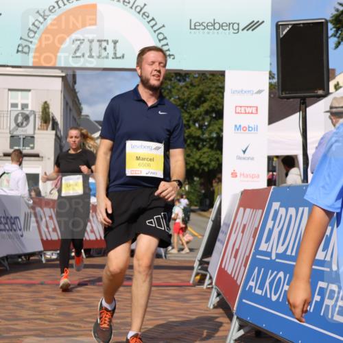 25.08.2024 - 20. Blankeneser Heldenlauf Strokosch-Dieckow http://msf.ph/oto/6832128 25.08.2024 10:26:56 Ziel 6030, 6476, 6506 meine-sportfotos.de