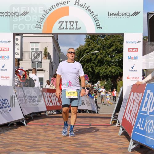 25.08.2024 - 20. Blankeneser Heldenlauf Strokosch-Dieckow http://msf.ph/oto/6832683 25.08.2024 10:27:17 Ziel 6418 meine-sportfotos.de