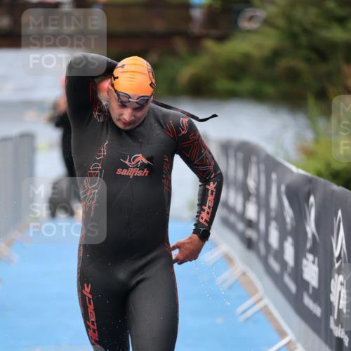 25.08.2024 - Elbe Triathlon Hamburg H.Heesch http://msf.ph/oto/6833109 25.08.2024 08:32:24 Schwimmen 39, 42, 56, 76, 77 meine-sportfotos.de