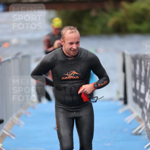 25.08.2024 - Elbe Triathlon Hamburg H.Heesch http://msf.ph/oto/6834084 25.08.2024 08:33:51 Schwimmen 33, 61, 69 meine-sportfotos.de
