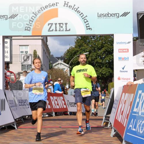 25.08.2024 - 20. Blankeneser Heldenlauf Strokosch-Dieckow http://msf.ph/oto/6834508 25.08.2024 10:27:54 Ziel 6010, 6063, 6074, 6203, 6214 meine-sportfotos.de