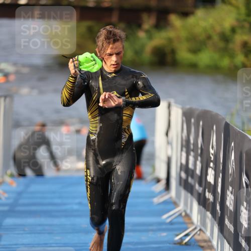 25.08.2024 - Elbe Triathlon Hamburg H.Heesch http://msf.ph/oto/6835746 25.08.2024 08:35:18 Schwimmen 41, 59, 74 meine-sportfotos.de
