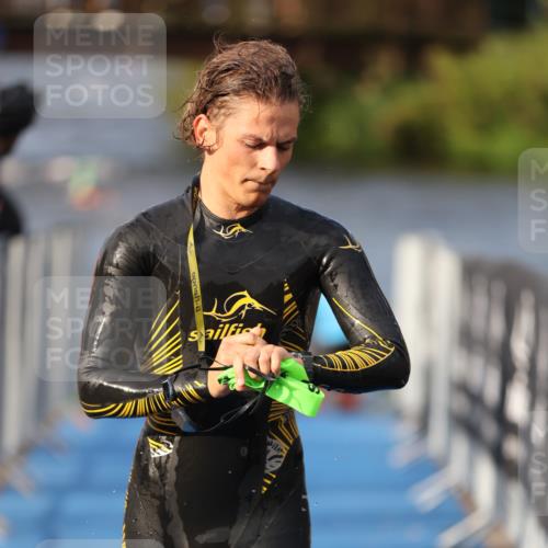 25.08.2024 - Elbe Triathlon Hamburg H.Heesch http://msf.ph/oto/6835841 25.08.2024 08:35:20 Schwimmen 41, 59, 74 meine-sportfotos.de