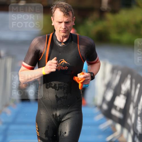 25.08.2024 - Elbe Triathlon Hamburg H.Heesch http://msf.ph/oto/6836113 25.08.2024 08:35:36 Schwimmen 41, 59, 74, 87 meine-sportfotos.de