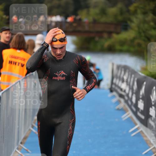 25.08.2024 - Elbe Triathlon Hamburg H.Heesch http://msf.ph/oto/6837021 25.08.2024 08:36:42 Schwimmen 44, 90 meine-sportfotos.de