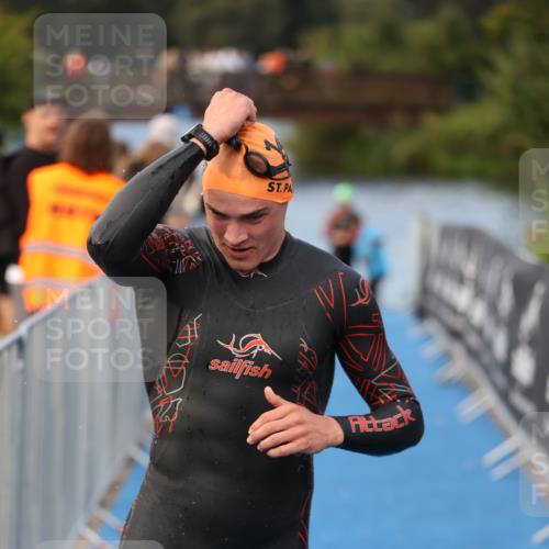 25.08.2024 - Elbe Triathlon Hamburg H.Heesch http://msf.ph/oto/6837057 25.08.2024 08:36:42 Schwimmen 44, 90 meine-sportfotos.de
