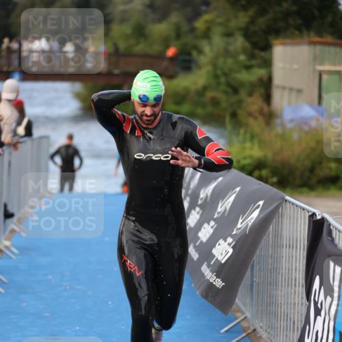 25.08.2024 - Elbe Triathlon Hamburg H.Heesch http://msf.ph/oto/6837114 25.08.2024 08:36:51 Schwimmen 44 meine-sportfotos.de