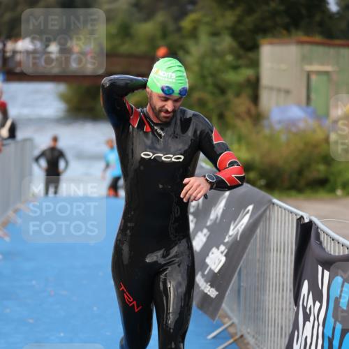 25.08.2024 - Elbe Triathlon Hamburg H.Heesch http://msf.ph/oto/6837143 25.08.2024 08:36:51 Schwimmen 44 meine-sportfotos.de