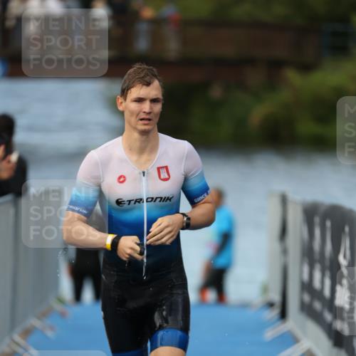 25.08.2024 - Elbe Triathlon Hamburg H.Heesch http://msf.ph/oto/6837259 25.08.2024 08:37:21 Schwimmen 67 meine-sportfotos.de