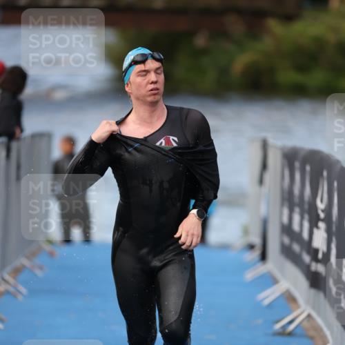 25.08.2024 - Elbe Triathlon Hamburg H.Heesch http://msf.ph/oto/6837374 25.08.2024 08:37:56 Schwimmen 63 meine-sportfotos.de