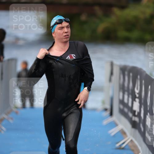 25.08.2024 - Elbe Triathlon Hamburg H.Heesch http://msf.ph/oto/6837384 25.08.2024 08:37:56 Schwimmen 63 meine-sportfotos.de