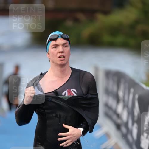 25.08.2024 - Elbe Triathlon Hamburg H.Heesch http://msf.ph/oto/6837413 25.08.2024 08:37:57 Schwimmen 63 meine-sportfotos.de